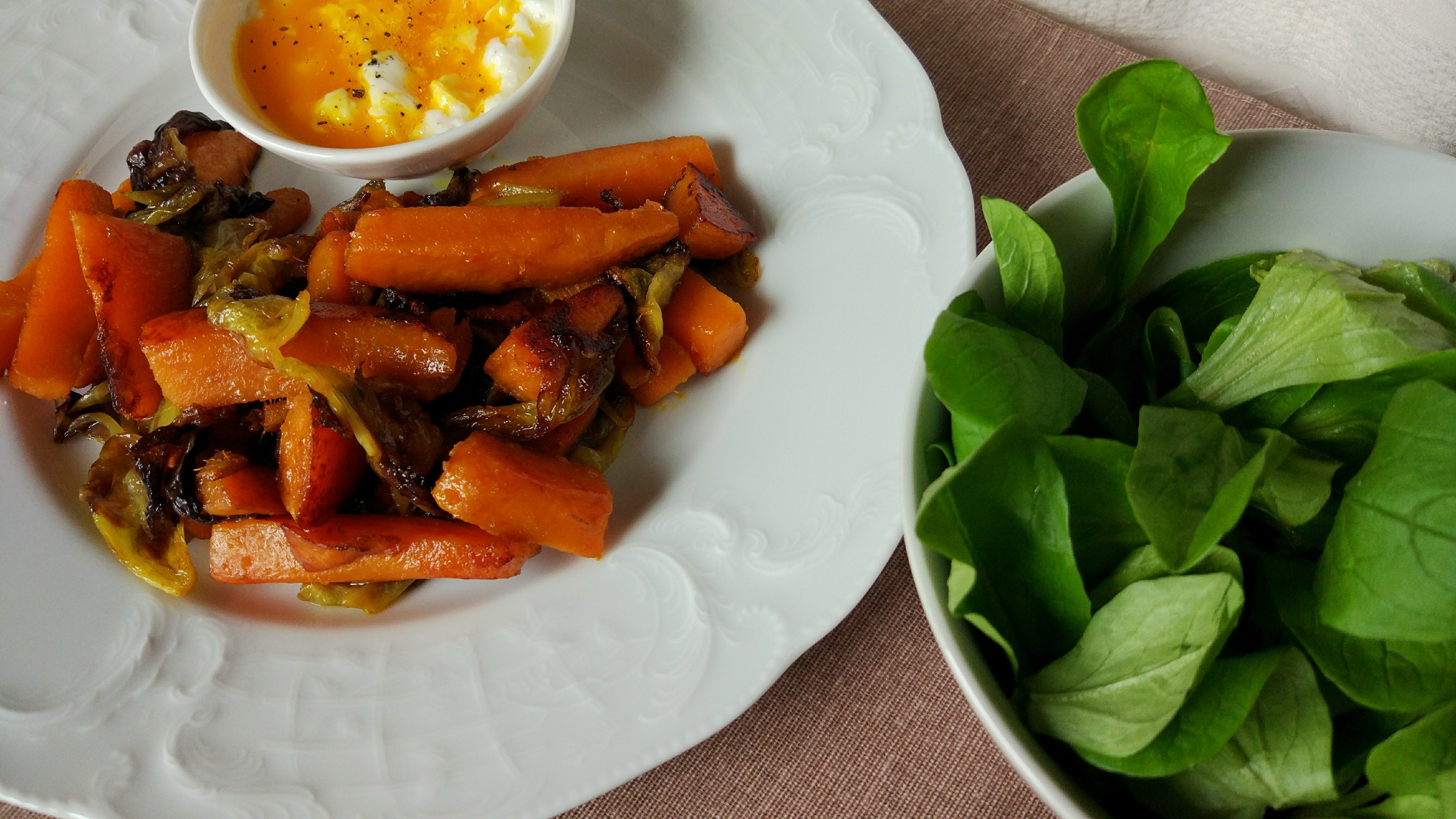 Patate dolci in padella con uovo alla coque e insalata senza nichel