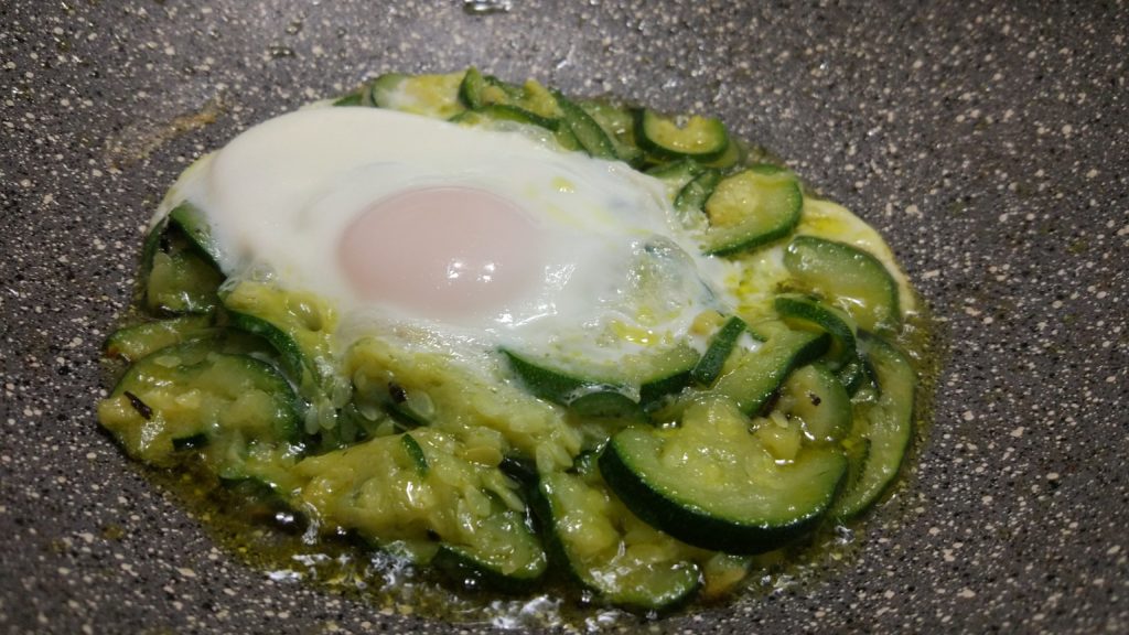 Zucchine con uovo all'occhio di bue a fine cottura