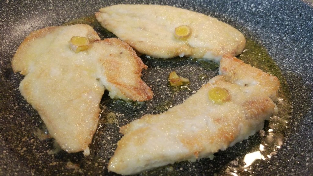 Rosolare bene il pollo da ambo i lati