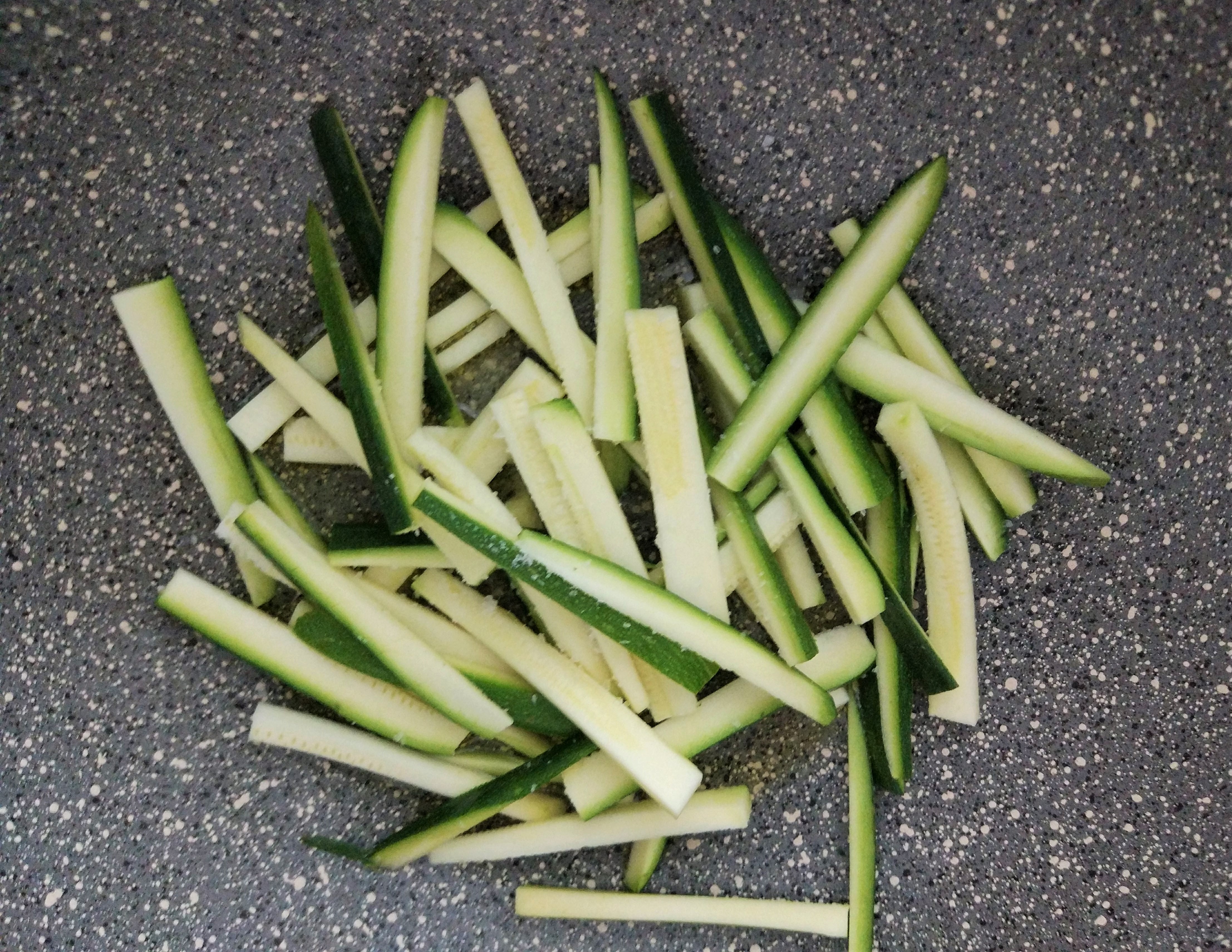 Soffriggere la zucchine nel saltapasta